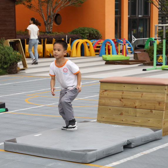 CLASSIC WORLD EDU Two-piece Foldable Protective Gymnastics Mat