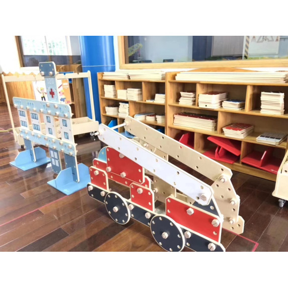 CLASSIC WORLD EDU Huge Wooden Construction Blocks Set Hospital Church Tower 97 pcs.