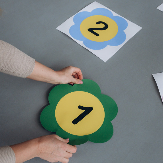 SMALL BRIGHT FLOWERS WITH NUMBERS Floor sticker