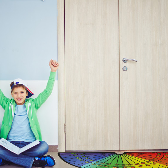 MATLANKIS Utbildningsgolvklistermärke bredvid dörren