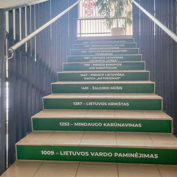 Pārgājot cauri Lietuvas vēsturei Izglītojošie kāpņu uzlīmju palīgi